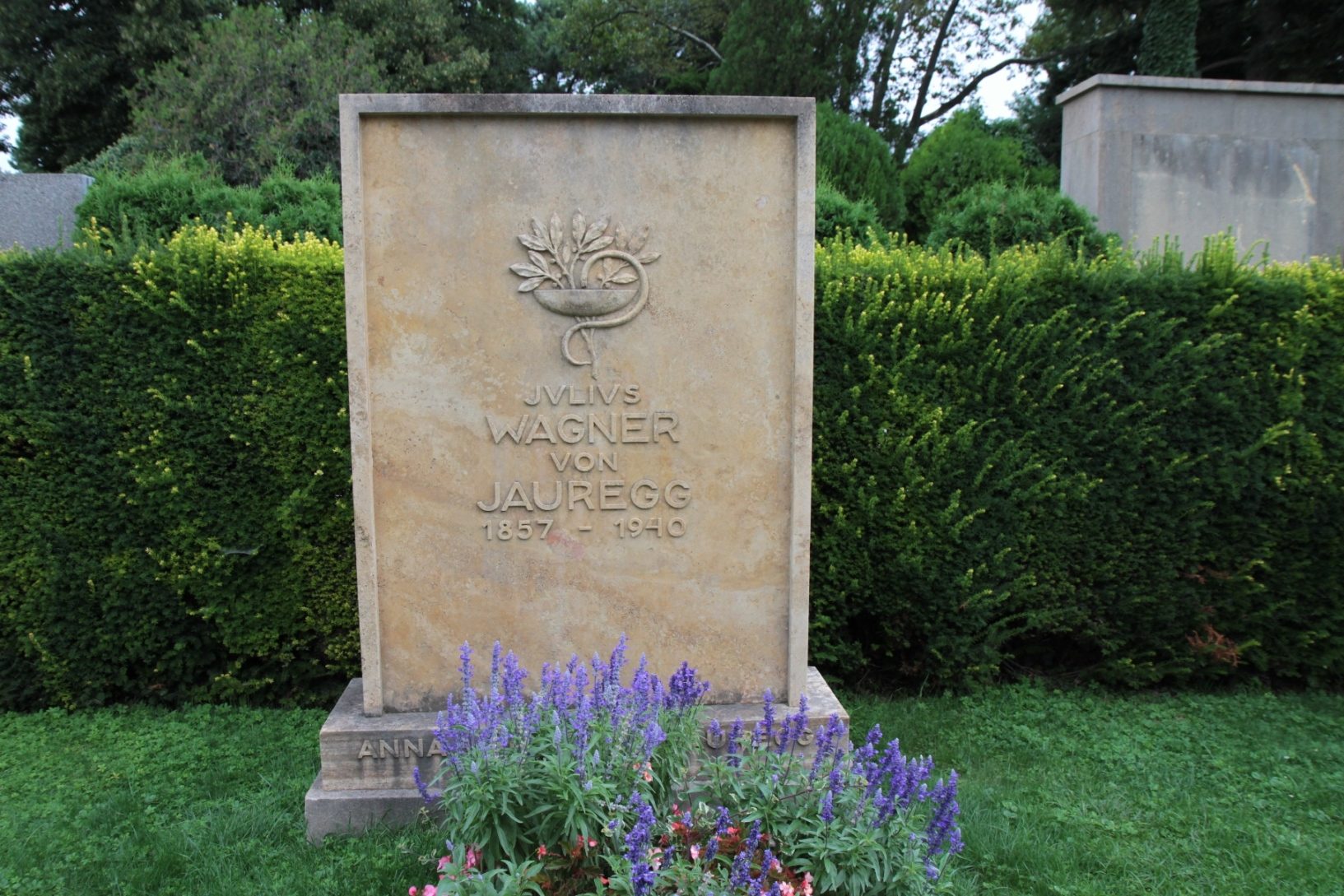 Julius Wagner-Jauregg's tomb, Vienna - 03.JPG